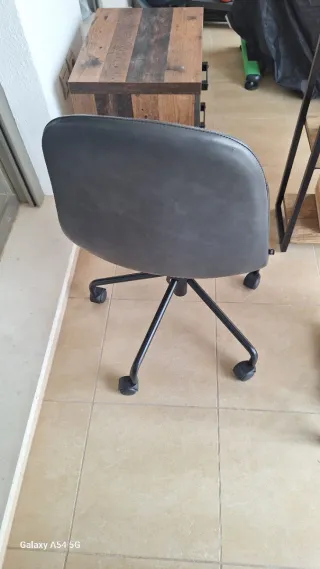 Lote de Escritorio madera mango, silla y cajones.