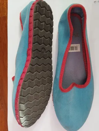Zapatos niña turquesa con ribete rojo