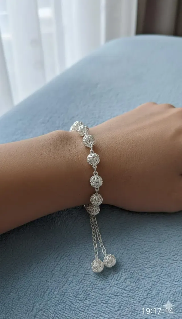 Pulsera de plata con esferas caladas