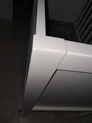 Cuna de bebé blanca con ruedas