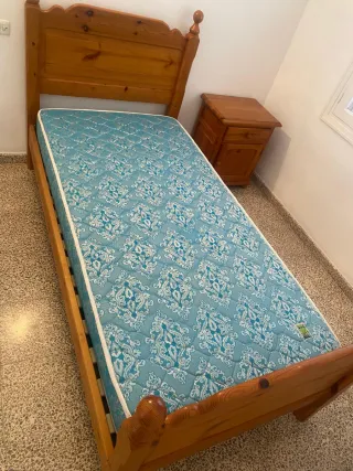 Dos camas de madera con somier y colchon 90x190 .