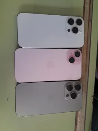 3 iPhones: Rosa, Plata y Blanco