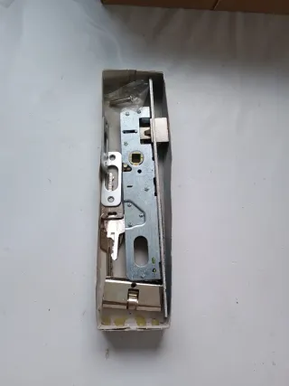 Cerradura MCM con llaves y tornillos