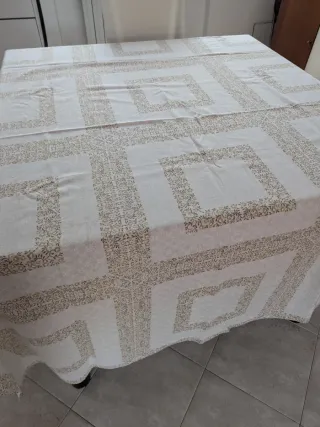 Tovaglia beige e bianca con fantasia