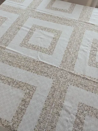 Tovaglia beige e bianca con fantasia