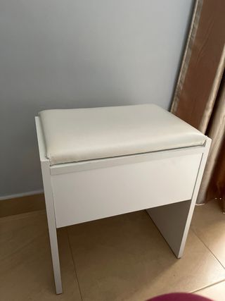 Tocador blanco con su silla