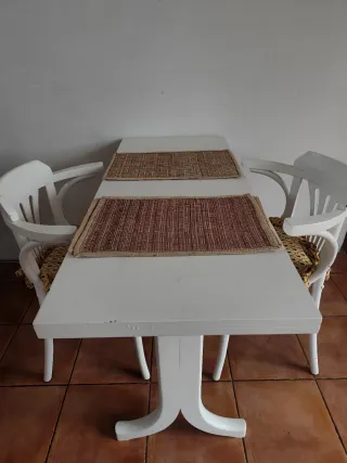 Mesa y 3 sillas comedor