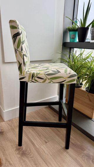 Taburete IKEA con estampado floral
