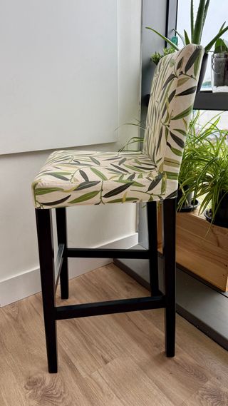 Taburete IKEA con estampado floral