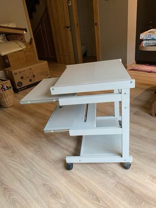 Mesa de ordenador con ruedas