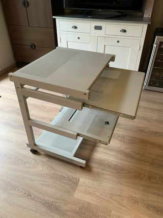 Mesa de ordenador con ruedas