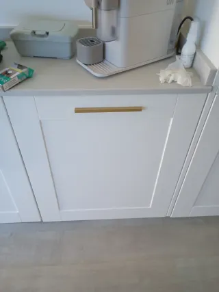 Puertas de cocina blancas y doradas