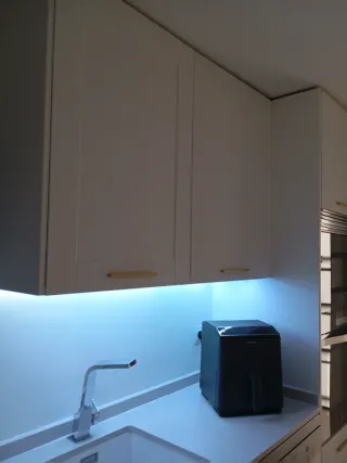 Puertas de cocina blancas y doradas