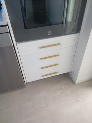 Puertas de cocina blancas y doradas