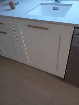 Puertas de cocina blancas y doradas