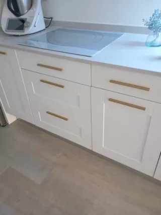 Puertas de cocina blancas y doradas