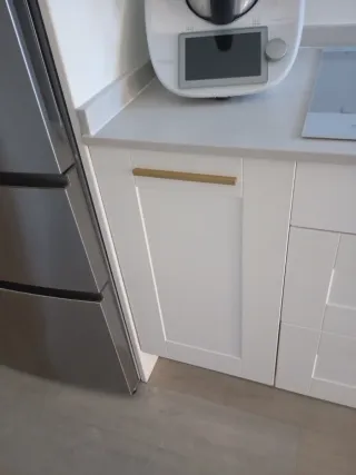 Puertas de cocina blancas y doradas