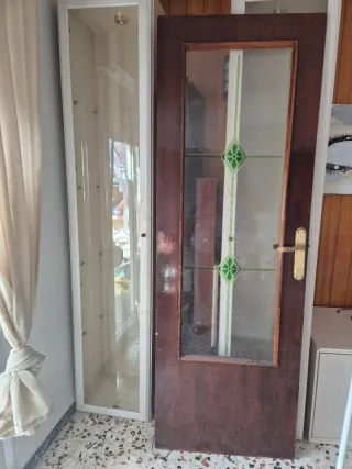 Puerta de madera con cristal decorado