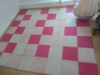 Suelo infantil puzzle rosa y blanco