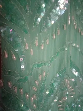 Vestido de fiesta verde con lentejuelas y perlas