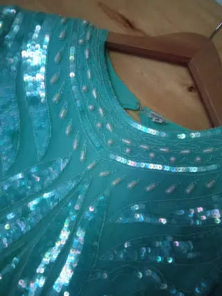 Vestido de fiesta verde con lentejuelas y perlas