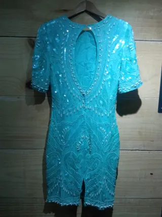 Vestido de fiesta verde con lentejuelas y perlas