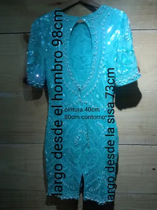 Vestido de fiesta verde con lentejuelas y perlas