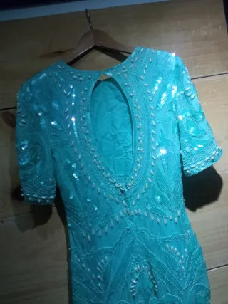 Vestido de fiesta verde con lentejuelas y perlas