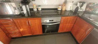 Muebles de cocina de madera con encimera de granit