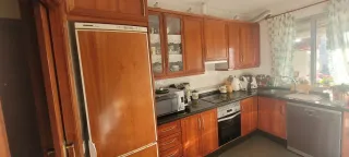 Muebles de cocina de madera con encimera de granit