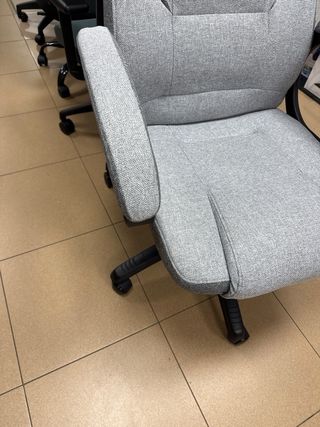 Silla de oficina gris
