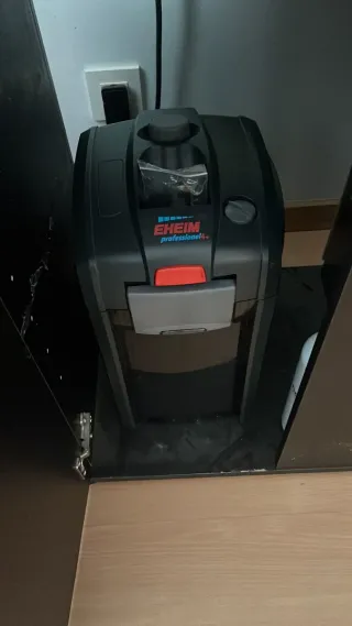 Filtro externo para acuario de la marca Eheim.