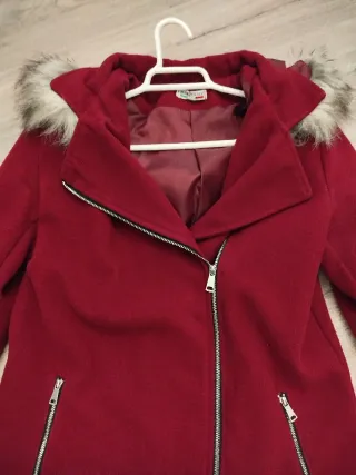 Chaquetón de mujer con capucha y cremallera