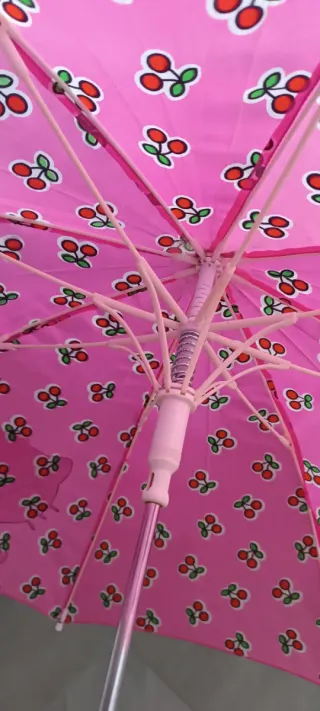 Paraguas infantil con cerezas de Hello Kitty