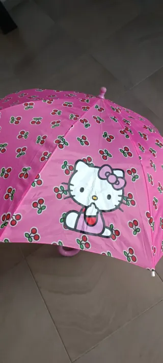 Paraguas infantil con cerezas de Hello Kitty