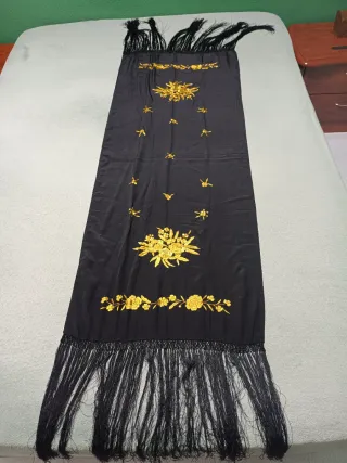 Mantón negro con flecos y bordado