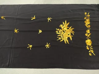 Mantón negro con flecos y bordado