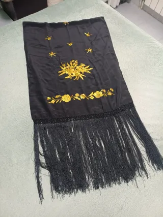 Mantón negro con flecos y bordado