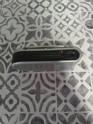 Radio Sony Portátil Compacta Gris