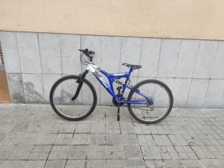 Bicicleta de montaña azul. . Doble suspensión.