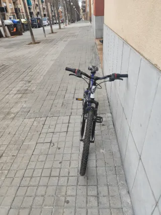 Bicicleta de montaña azul. . Doble suspensión.