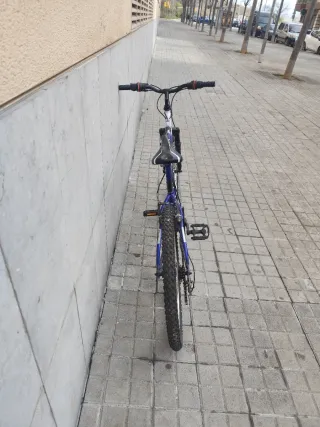 Bicicleta de montaña azul. . Doble suspensión.