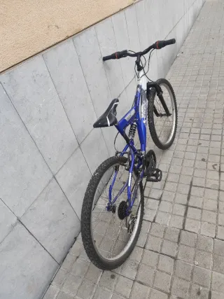 Bicicleta de montaña azul. . Doble suspensión.