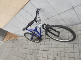 Bicicleta de montaña azul. . Doble suspensión.