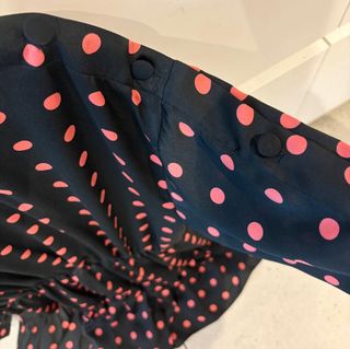 Vestido corto lunares negro y rosa