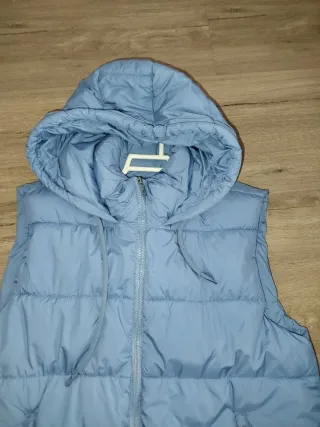 Chaleco acolchado con capucha azul