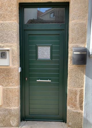 Puertas aluminio verde Ral 6009 a medida