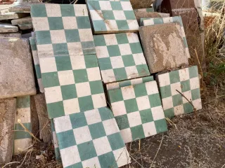 Baldosas antiguas ajedrezadas verdes