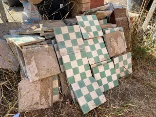 Baldosas antiguas ajedrezadas verdes