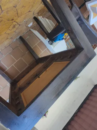 Mesa de madera negra y marrón